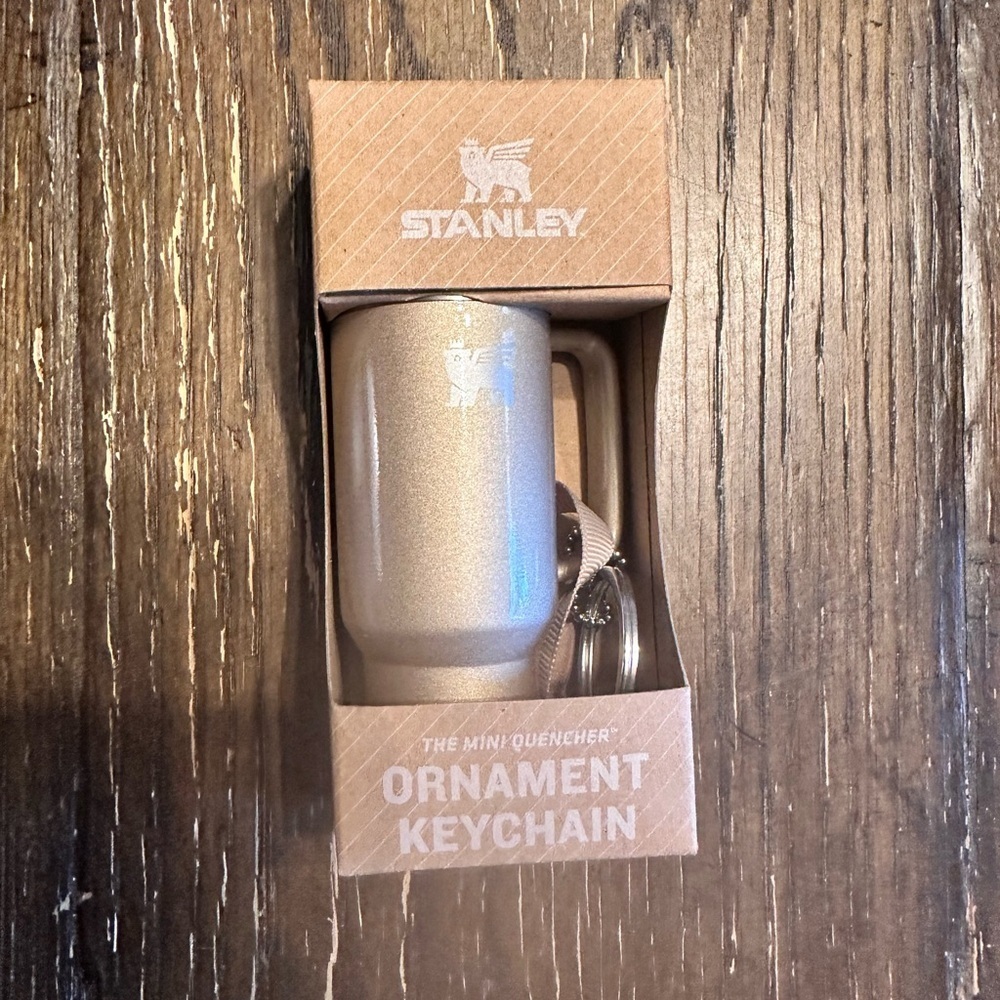 Stanley and elf Target exclusive SOLD out lip gloss holder and key chain - Picture 4 of 8
